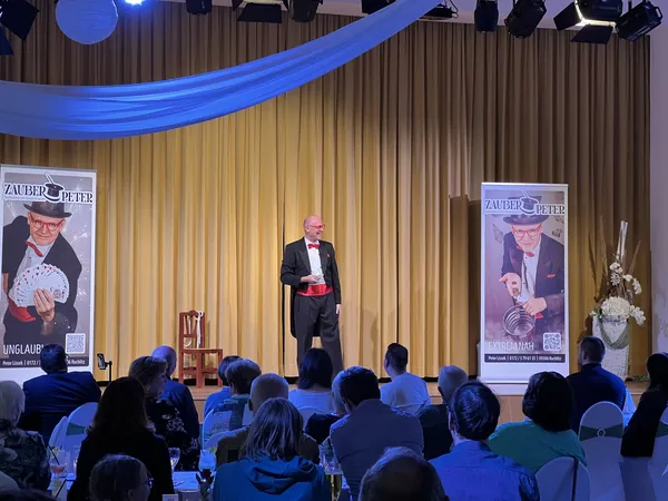Zaubershow von Peter Lissek vor vollem Saal im Bürgerhaus Rochlitz