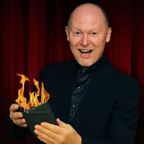 Peter Lissek mit Feuereffekt
