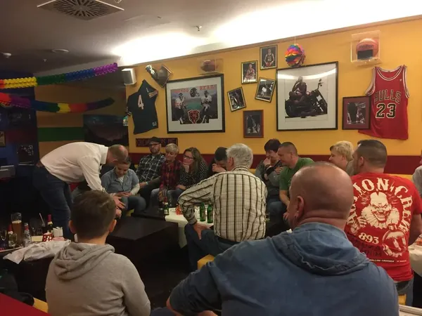 Peter Lissek zeigt Zauberei in einer geselligen Runde