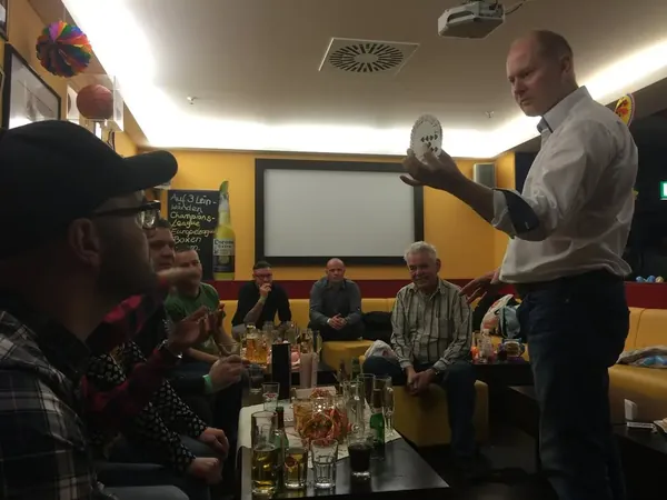 Zauberer Peter Lissek unterhält eine Gästerunde