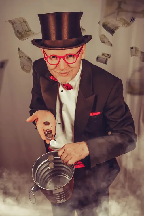 Zauberer Peter Lissek mit Zylinder und roter Brille