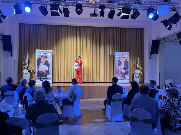 Zaubershow von Peter Lissek vor vollem Saal im Bürgerhaus Rochlitz